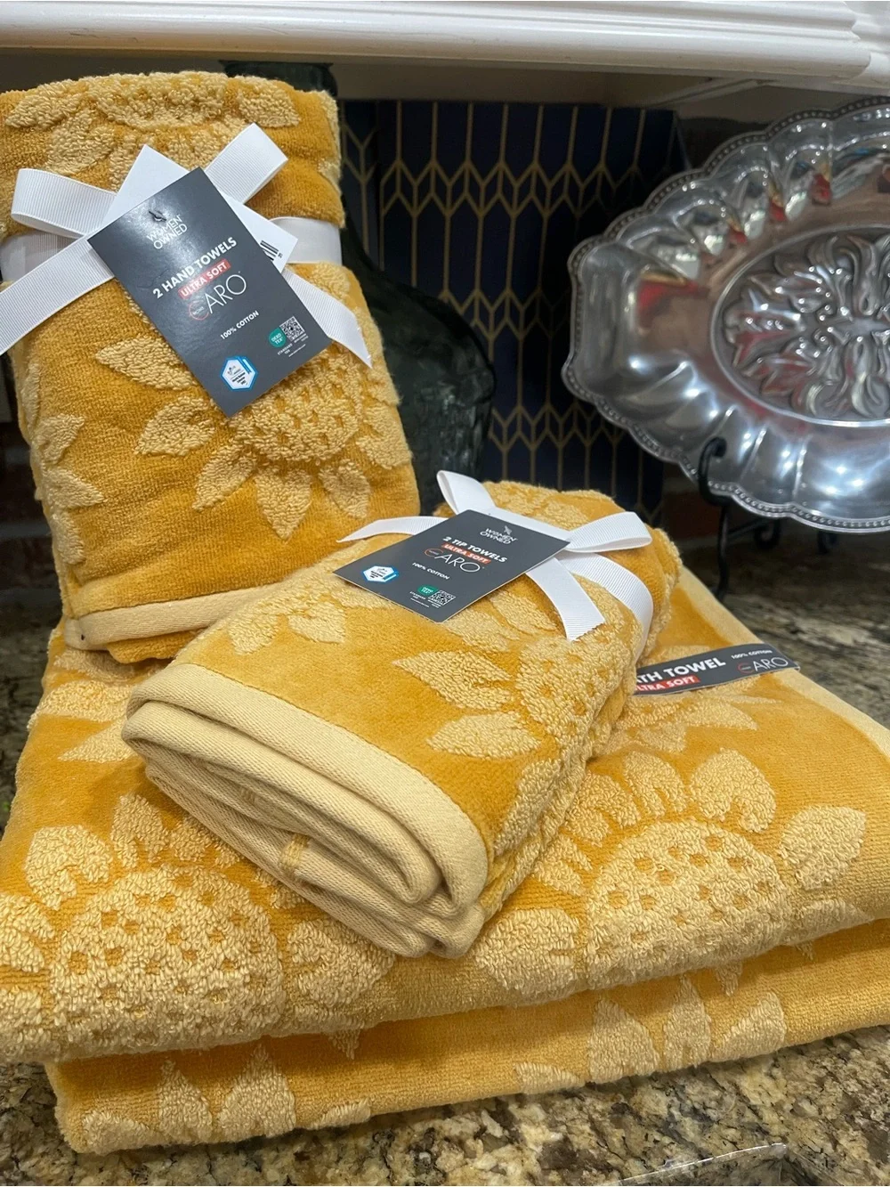 Caro Home plush yellow sunflower bath, hand, and tip towels bundle - Brand new!